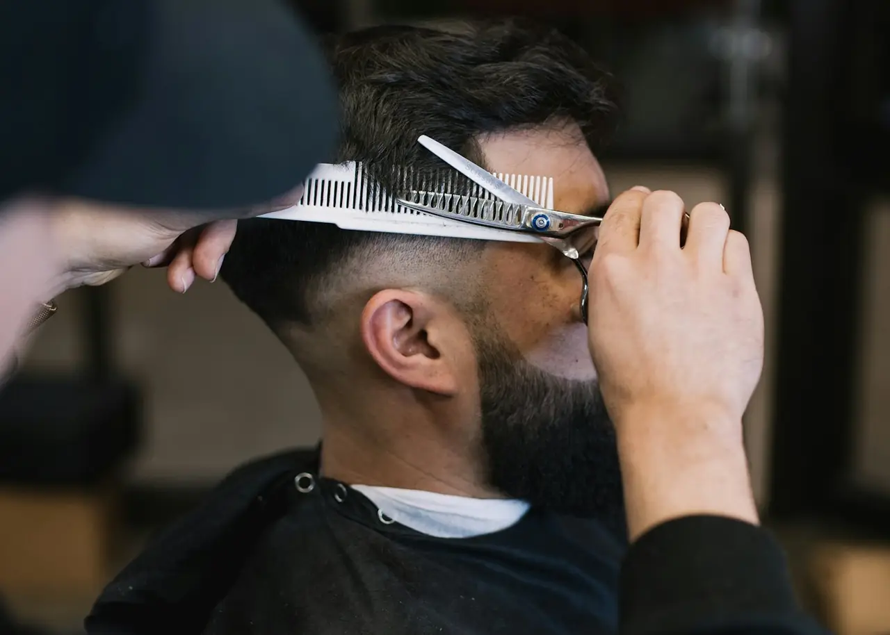 Afeitado clásico de barba con navaja en Barbers Crew